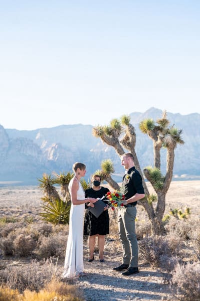 Erin-Dean-Real-Wedding-at-Red-Rock-Canyon-Overlook-02