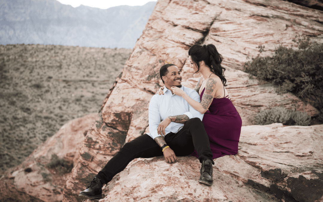 What to wear for engagement photos: a couple in complimentary solid colors.